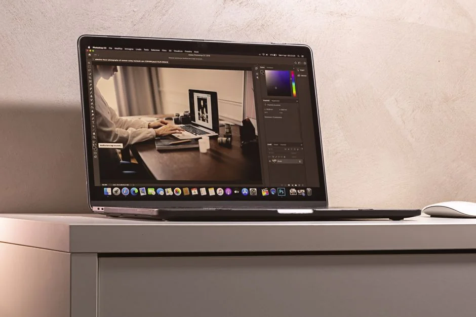 home-img silver-imac-displaying-color-gradient-x335izxxfc